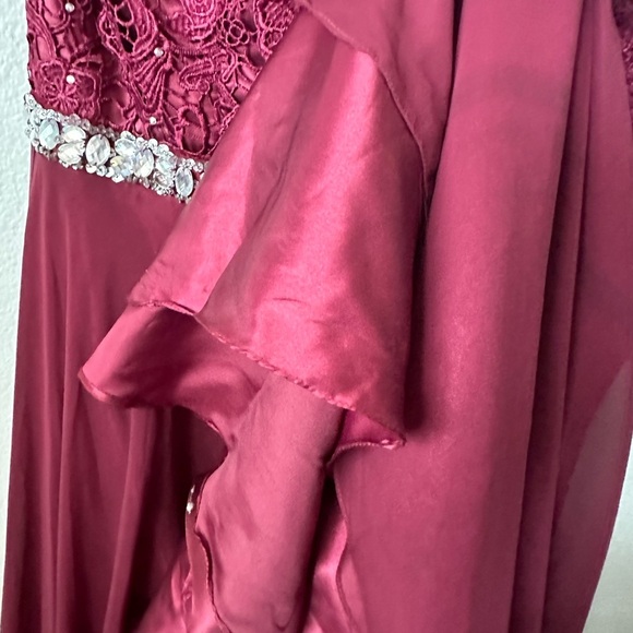 Elegant Burgundy Large Gown with Beaded Waist - Picture 5 of 10